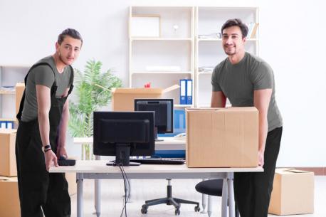 Umzugshelfer verpacken PCs